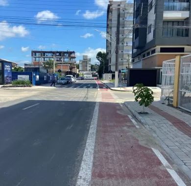 obra de pavimentação asfáltica, drenagem pluvial, ciclofaixa, calçadas e sinalização viária na Avenida Emanuel Pinto - Balneário Piçarras/SC