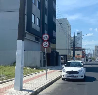 obra de pavimentação asfáltica, drenagem pluvial, ciclofaixa, calçadas e sinalização viária na Avenida Emanuel Pinto - Balneário Piçarras/SC