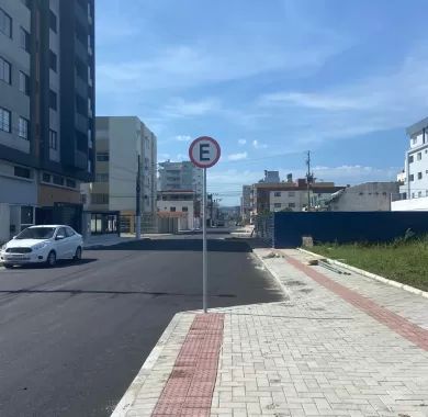 obra de pavimentação asfáltica, drenagem pluvial, ciclofaixa, calçadas e sinalização viária na Avenida Emanuel Pinto - Balneário Piçarras/SC