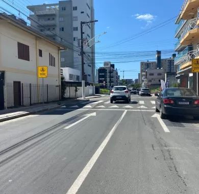 obra de pavimentação asfáltica, drenagem pluvial, ciclofaixa, calçadas e sinalização viária na Avenida Emanuel Pinto - Balneário Piçarras/SC