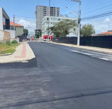 obra de pavimentação asfáltica, drenagem pluvial, ciclofaixa, calçadas e sinalização viária na Avenida Emanuel Pinto - Balneário Piçarras/SC