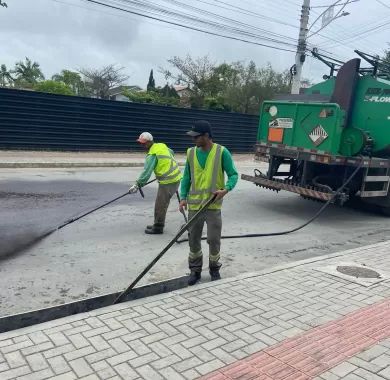 obra de pavimentação asfáltica, drenagem pluvial, ciclofaixa, calçadas e sinalização viária na Avenida Emanuel Pinto - Balneário Piçarras/SC