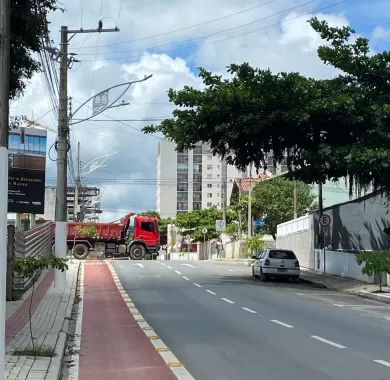 obra de pavimentação asfáltica, drenagem pluvial, ciclofaixa, calçadas e sinalização viária na Avenida Emanuel Pinto - Balneário Piçarras/SC