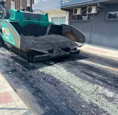 obra de pavimentação asfáltica, drenagem pluvial, ciclofaixa, calçadas e sinalização viária na Avenida Emanuel Pinto - Balneário Piçarras/SC