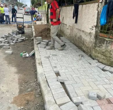 obra de pavimentação asfáltica, drenagem pluvial, ciclofaixa, calçadas e sinalização viária na Avenida Emanuel Pinto - Balneário Piçarras/SC