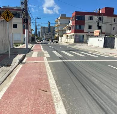 obra de pavimentação asfáltica, drenagem pluvial, ciclofaixa, calçadas e sinalização viária na Avenida Emanuel Pinto - Balneário Piçarras/SC