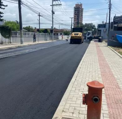 obra de pavimentação asfáltica, drenagem pluvial, ciclofaixa, calçadas e sinalização viária na Avenida Emanuel Pinto - Balneário Piçarras/SC