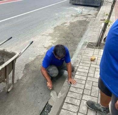 obra de pavimentação asfáltica, drenagem pluvial, ciclofaixa, calçadas e sinalização viária na Avenida Emanuel Pinto - Balneário Piçarras/SC