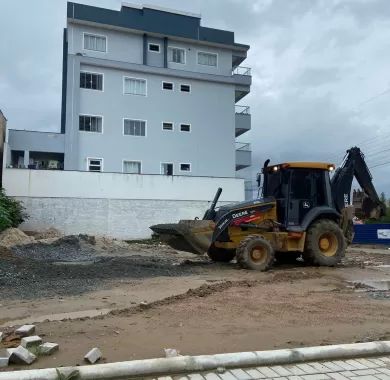 obra de pavimentação asfáltica, drenagem pluvial, ciclofaixa, calçadas e sinalização viária na Avenida Emanuel Pinto - Balneário Piçarras/SC