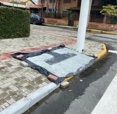 obra de pavimentação asfáltica, drenagem pluvial, ciclofaixa, calçadas e sinalização viária na Avenida Emanuel Pinto - Balneário Piçarras/SC