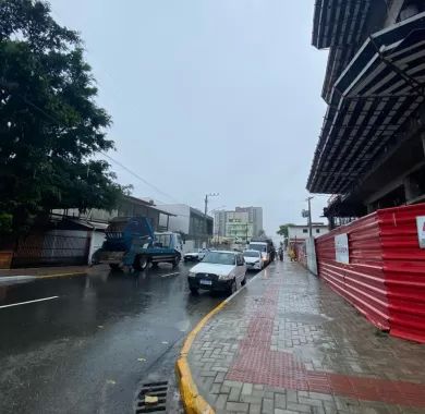 obra de pavimentação asfáltica, drenagem pluvial, ciclofaixa, calçadas e sinalização viária na Avenida Emanuel Pinto - Balneário Piçarras/SC