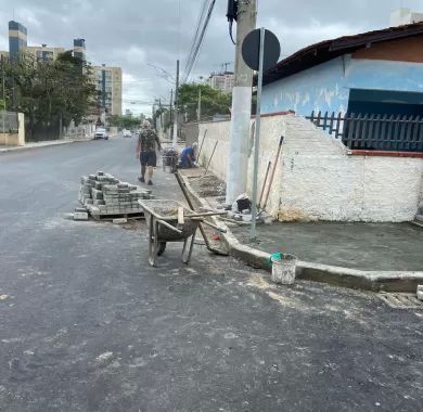 obra de pavimentação asfáltica, drenagem pluvial, ciclofaixa, calçadas e sinalização viária na Avenida Emanuel Pinto - Balneário Piçarras/SC