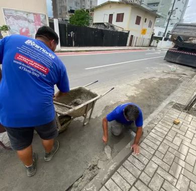 obra de pavimentação asfáltica, drenagem pluvial, ciclofaixa, calçadas e sinalização viária na Avenida Emanuel Pinto - Balneário Piçarras/SC