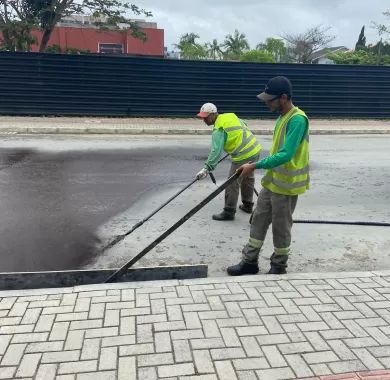 obra de pavimentação asfáltica, drenagem pluvial, ciclofaixa, calçadas e sinalização viária na Avenida Emanuel Pinto - Balneário Piçarras/SC