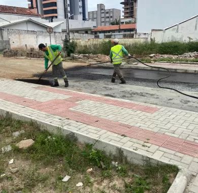 obra de pavimentação asfáltica, drenagem pluvial, ciclofaixa, calçadas e sinalização viária na Avenida Emanuel Pinto - Balneário Piçarras/SC