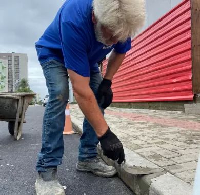 obra de pavimentação asfáltica, drenagem pluvial, ciclofaixa, calçadas e sinalização viária na Avenida Emanuel Pinto - Balneário Piçarras/SC