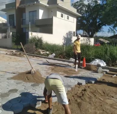 Obra de pavimentação em lajota, drenagem pluvial e sinalização viária da Rua Santa Catarina, no bairro Itacolomi, Balneário Piçarras/SC