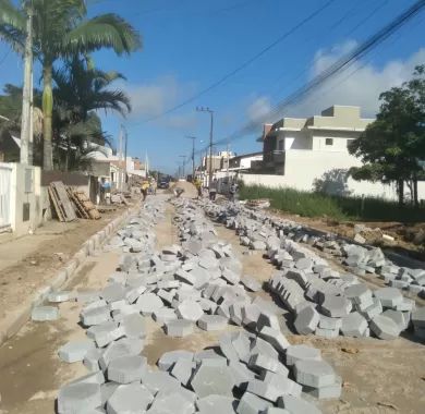 Obra de pavimentação em lajota, drenagem pluvial e sinalização viária da Rua Santa Catarina, no bairro Itacolomi, Balneário Piçarras/SC