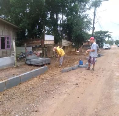 Obra de pavimentação em lajota, drenagem pluvial e sinalização viária da Rua Santa Catarina, no bairro Itacolomi, Balneário Piçarras/SC