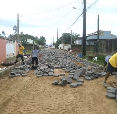 Obra de pavimentação em lajota, drenagem pluvial e sinalização viária da Rua Santa Catarina, no bairro Itacolomi, Balneário Piçarras/SC