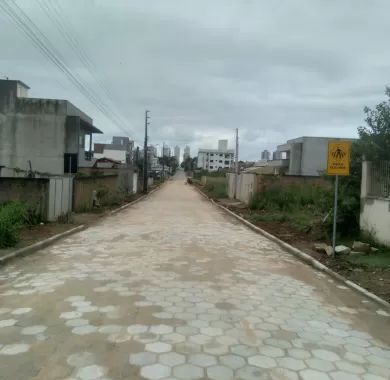 Obra de pavimentação em lajota, drenagem pluvial e sinalização viária da Rua Santa Catarina, no bairro Itacolomi, Balneário Piçarras/SC