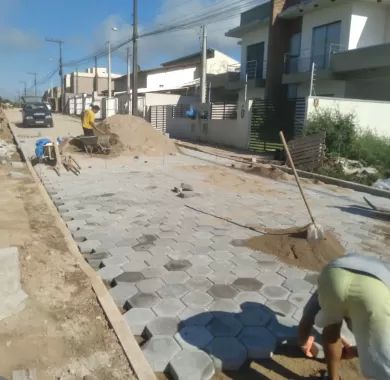 Obra de pavimentação em lajota, drenagem pluvial e sinalização viária da Rua Santa Catarina, no bairro Itacolomi, Balneário Piçarras/SC