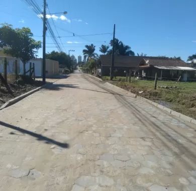 Obra de pavimentação em lajota, drenagem pluvial e sinalização viária da Rua Santa Catarina, no bairro Itacolomi, Balneário Piçarras/SC