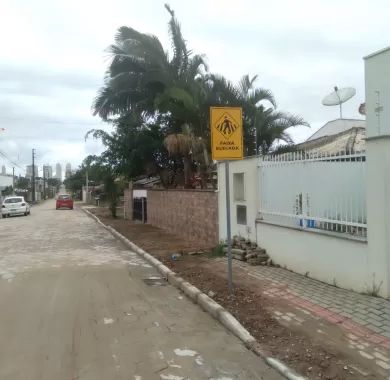 Obra de pavimentação em lajota, drenagem pluvial e sinalização viária da Rua Santa Catarina, no bairro Itacolomi, Balneário Piçarras/SC