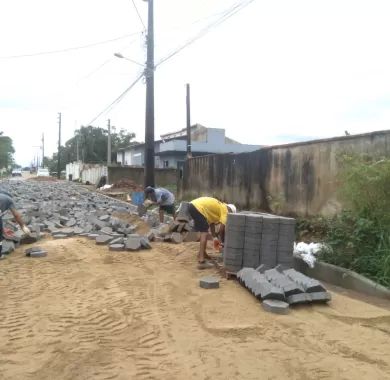 Obra de pavimentação em lajota, drenagem pluvial e sinalização viária da Rua Santa Catarina, no bairro Itacolomi, Balneário Piçarras/SC