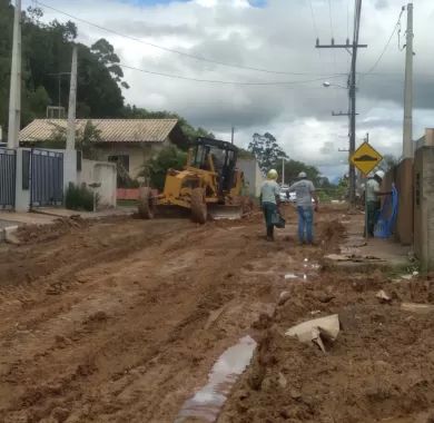 Obra de pavimentação em lajota, drenagem pluvial e sinalização viária da Rua Santa Catarina, no bairro Itacolomi, Balneário Piçarras/SC