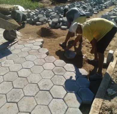 Obra de pavimentação em lajota, drenagem pluvial e sinalização viária da Rua Santa Catarina, no bairro Itacolomi, Balneário Piçarras/SC