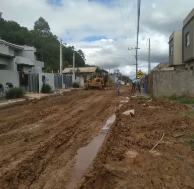 Obra de pavimentação em lajota, drenagem pluvial e sinalização viária da Rua Santa Catarina, no bairro Itacolomi, Balneário Piçarras/SC