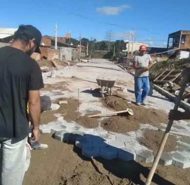 Obra de pavimentação em lajota, drenagem pluvial e sinalização viária das Ruas Santa Luzia e Ilhota, no bairro Itacolomi, Balneário Piçarras/SC