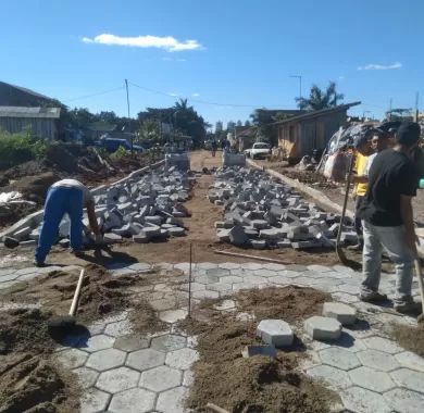 Obra de pavimentação em lajota, drenagem pluvial e sinalização viária das Ruas Santa Luzia e Ilhota, no bairro Itacolomi, Balneário Piçarras/SC