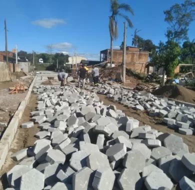 Obra de pavimentação em lajota, drenagem pluvial e sinalização viária das Ruas Santa Luzia e Ilhota, no bairro Itacolomi, Balneário Piçarras/SC