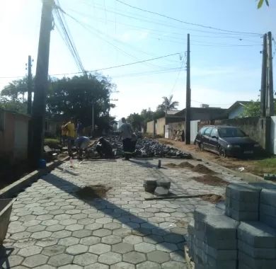 Obra de pavimentação em lajota, drenagem pluvial e sinalização viária das Ruas Santa Luzia e Ilhota, no bairro Itacolomi, Balneário Piçarras/SC