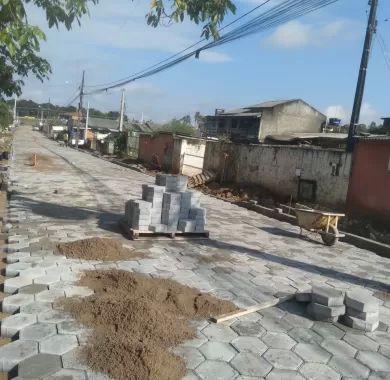 Obra de pavimentação em lajota, drenagem pluvial e sinalização viária das Ruas Santa Luzia e Ilhota, no bairro Itacolomi, Balneário Piçarras/SC