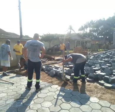 Obra de pavimentação em lajota, drenagem pluvial e sinalização viária das Ruas Santa Luzia e Ilhota, no bairro Itacolomi, Balneário Piçarras/SC