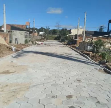 Obra de pavimentação em lajota, drenagem pluvial e sinalização viária das Ruas Santa Luzia e Ilhota, no bairro Itacolomi, Balneário Piçarras/SC