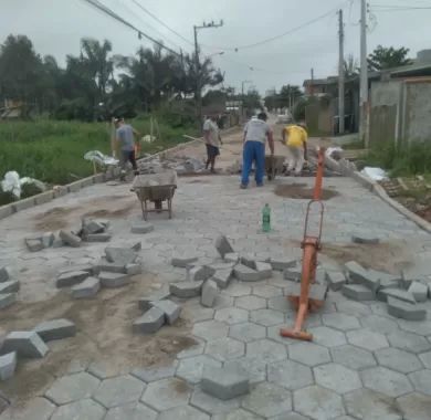 Obra de pavimentação em lajota, drenagem pluvial e sinalização viária das Ruas Santa Luzia e Ilhota, no bairro Itacolomi, Balneário Piçarras/SC