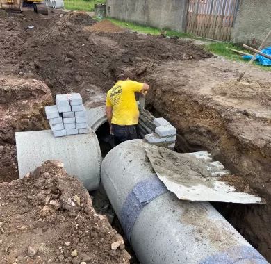 Obra de pavimentação em lajota, drenagem pluvial e sinalização viária das Ruas Santa Luzia e Ilhota, no bairro Itacolomi, Balneário Piçarras/SC