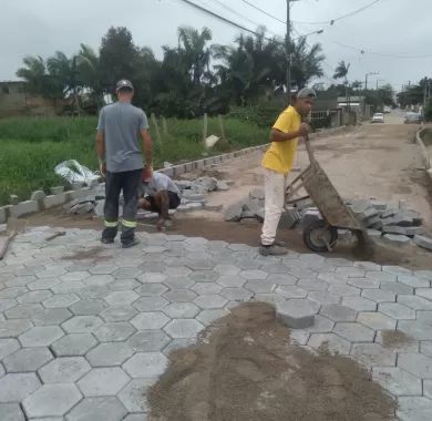 Obra de pavimentação em lajota, drenagem pluvial e sinalização viária das Ruas Santa Luzia e Ilhota, no bairro Itacolomi, Balneário Piçarras/SC