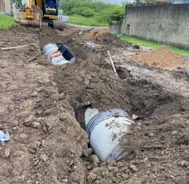 Obra de pavimentação em lajota, drenagem pluvial e sinalização viária das Ruas Santa Luzia e Ilhota, no bairro Itacolomi, Balneário Piçarras/SC