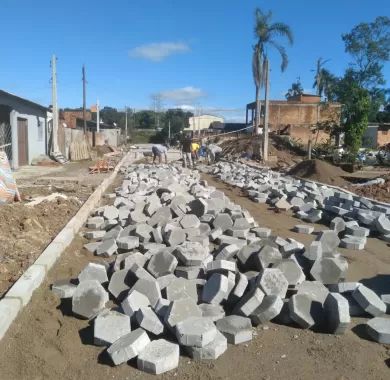 Obra de pavimentação em lajota, drenagem pluvial e sinalização viária das Ruas Santa Luzia e Ilhota, no bairro Itacolomi, Balneário Piçarras/SC