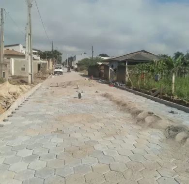 Obra de pavimentação em lajota, drenagem pluvial e sinalização viária das Ruas Santa Luzia e Ilhota, no bairro Itacolomi, Balneário Piçarras/SC