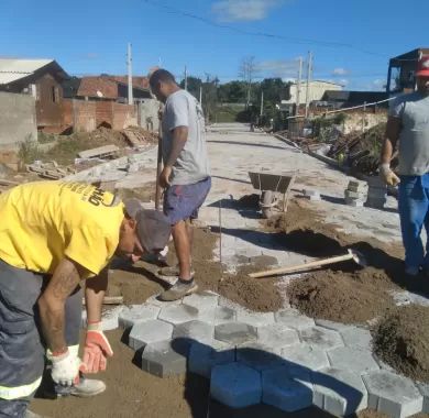 Obra de pavimentação em lajota, drenagem pluvial e sinalização viária das Ruas Santa Luzia e Ilhota, no bairro Itacolomi, Balneário Piçarras/SC