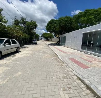 obra de pavimentação em paver e sinalização viária da Servidão de Acesso à Câmara de Vereadores do município de Balneário Piçarras/SC