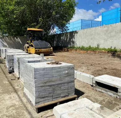 obra de pavimentação em paver e sinalização viária da Servidão de Acesso à Câmara de Vereadores do município de Balneário Piçarras/SC