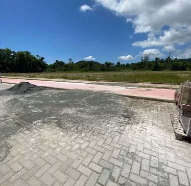 obra de pavimentação em paver e sinalização viária da Servidão de Acesso à Câmara de Vereadores do município de Balneário Piçarras/SC