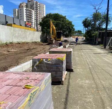 obra de pavimentação em paver e sinalização viária da Servidão de Acesso à Câmara de Vereadores do município de Balneário Piçarras/SC